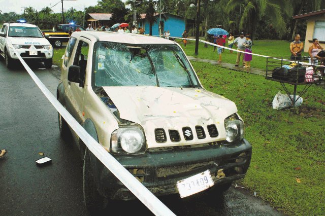  Ciclista muere atropellado. El carro quedó con grandes daños. Reiner Montero.