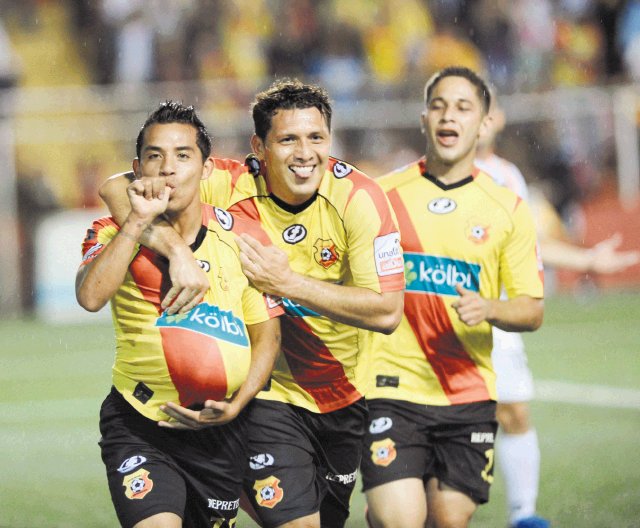  Patey motivó al “Team”. José Sánchez abrió la cuenta al minuto 16 con un golazo fuera del área. El volante se lo dedicó a su hijo.Fotos: Manuel Vega y Meylin Aguilera.