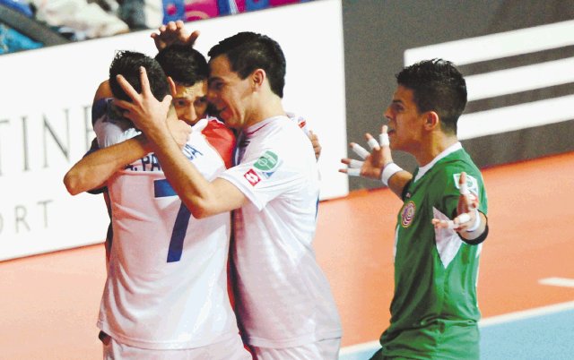 ¡Tres puntos de oro!. Los nacionales comenzaron el partido cuesta arriba y tuvieron que revertir el 0-2 del primer tiempo. Foto: AFP.