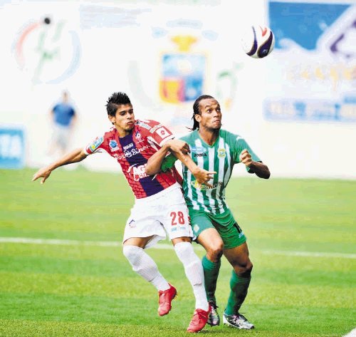 Limón se afianza en el cuarto lugar. La disputa del balón se dio muy fuerte durante todo el compromiso. Foto: Marcela Bertozzi.