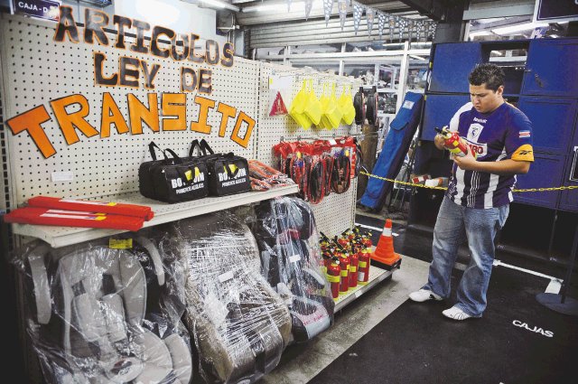 Ticos abarrotaron tiendas para estar en regla con nueva Ley de Tránsito. En algunos locales ofrecen paquetes que incluyen todos los artículos exigidos. Mayela López.