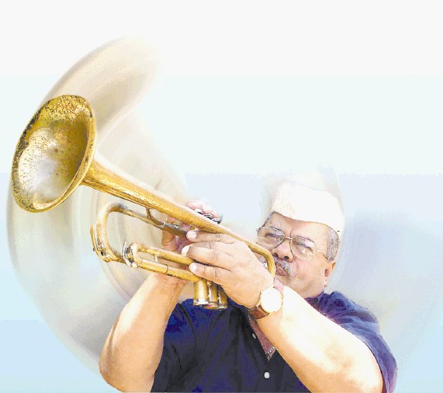  “Gorgojo” muy bien de salud. Él no duda en sonar su conocida trompeta. Herbert Arley.