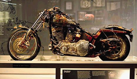  Sobrevivió al Tsunami de Japón. Aunque Yokoyama habría podido recibirla en perfectas condiciones, luego de que Harley-Davidson se ofreciera a restaurarla, prefirió dejarla así.