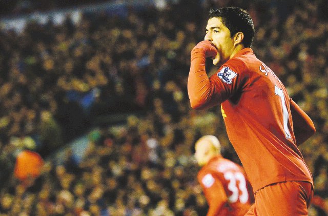  Liverpool no levanta  cabeza. Luis Suárez merece estar en un equipo mejor, no en un cuadro mediocre como el Liverpool. AFP
