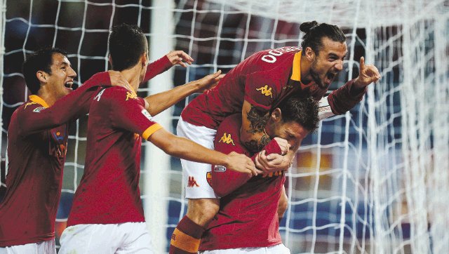  Imperio romano respira. Francesco Totti abrió el marcador y con su tanto inició la fiesta de Roma. AFP.