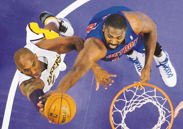 Lakers arrollan a los Pistons; por fin ganan. 