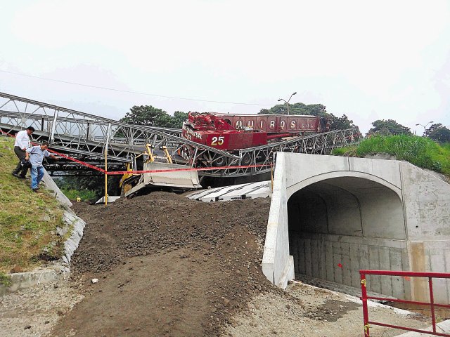  Paso Alajuela - San José se abrirá el martes. El tractor que estaba debajo del puente sirvió de amortiguador a la grúa. Herlen Gutiérrez