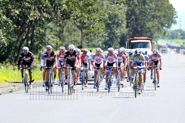 Colombiano Ospina gana primera etapa de la Vuelta a Higuito. 