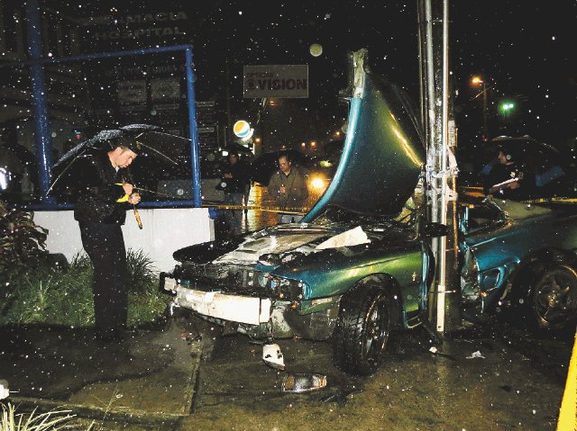  Comerciante se estrella en su Mustang y fallece. El vehículo quedó destrozado tras el choque. C. Hernández.
