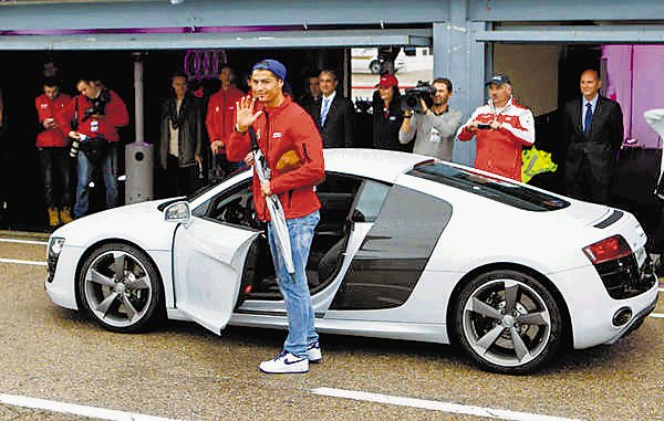  CR7 estrenó “juguete”. Cristiano Ronaldo con su nuebo carro.