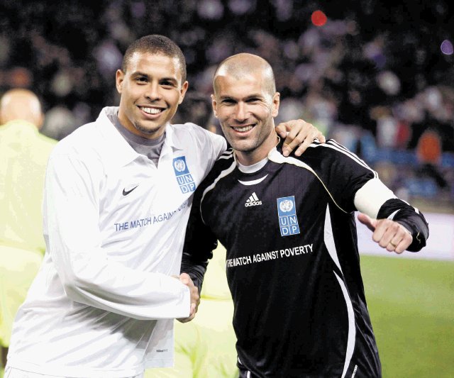  Estrellas contra la pobreza. Ronaldo y Zinedine Zidane.