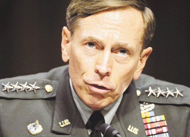  Jefe de la CIA renuncia por relación extramarital. David Petraeus, casado por 37 años con Holly Petraeus, renunció tras admitir haberle sido infiel a su esposa. AP.