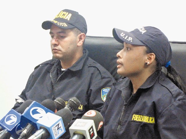  Ánimos se atizan más entre poderes por manifestación. La oficial Gabriela Gómez relató lo sucedido junto a su compañero Octavio Quesada. C. Fallas.