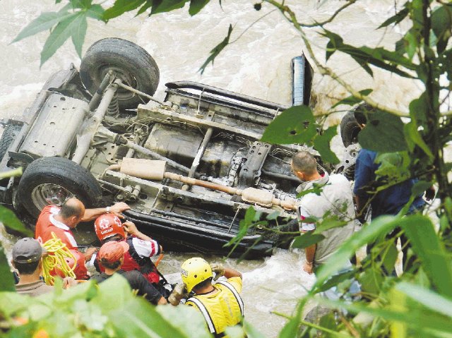  Muere mujer al caer con carro al río Reventazón. La mujer murió en el sitio del accidente. Jorge Calderón.