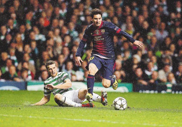  Les toca lavarse la cara. Lionel Messi espera regresar al triunfo tras la derrota ante el Celtic en la Champions League.AFP.