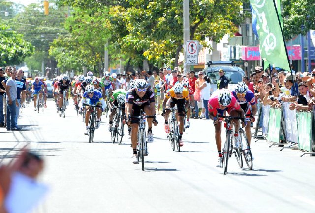 Mudarra es el más rápido de la Vuelta Higuito. La llegada del grupo estuvo muy cerrada en línea de meta. Foto: Meylin Aguilera.