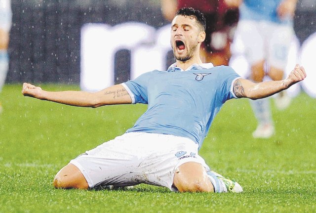  Lazio hincó a la Roma. Antonio Candreva hizo el 1 a 1 y festejó en grande. Después llegaron los goles de Klose y Mauri.AP