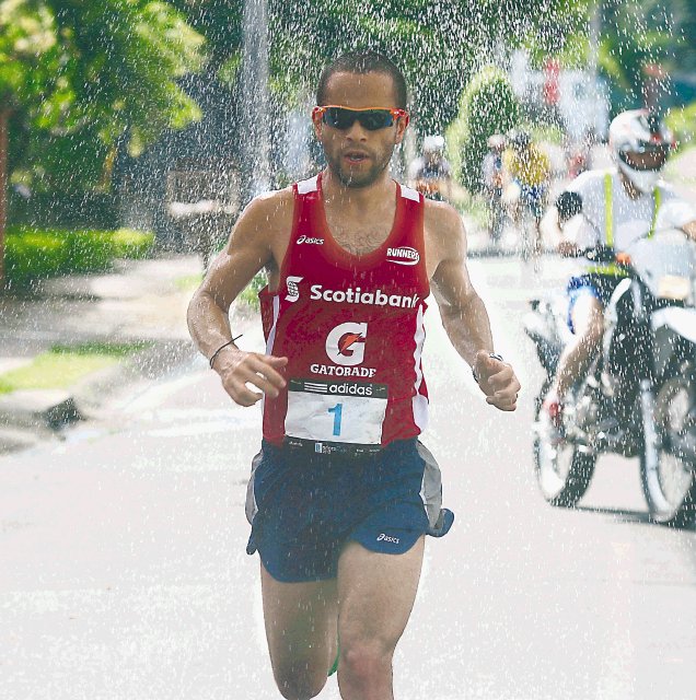  César Lizano corrió solo. Lizano contó con buena asistencia durante toda la carrera.José Rivera