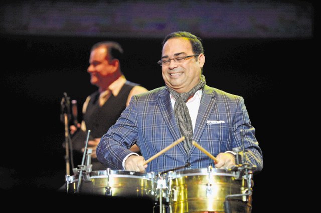  El “chineado” de los ticos los agarró bajando. “El caballero” retó en los timbales a su orquesta. P. Montiel.