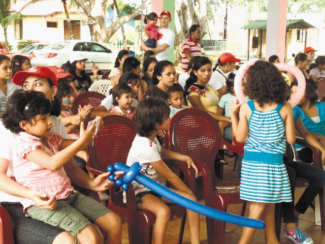 Niños en riesgo social reciben ayuda. Niños de fiesta. Imacorp.