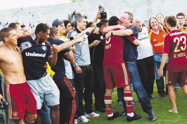  Fluminense se adelantó título. El técnico del “Flu”, Abel Braga, festejó con Fred en el terreno de juego la consecución del cuarto título nacional. AFP