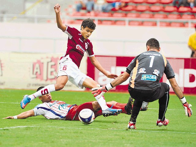  Yeltsin no está para viajar. Tejeda jugó ayer 45 minutos con Saprissa. carlos Borbón.