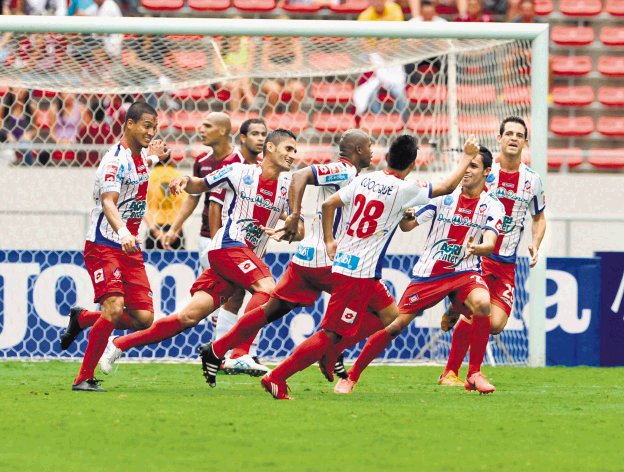 Últimos cuatro goles que recibió la “S” fueron de táctica fija. Verny Scott le hizo daño a Saprissa de tiro libre ayer.C. Borbón