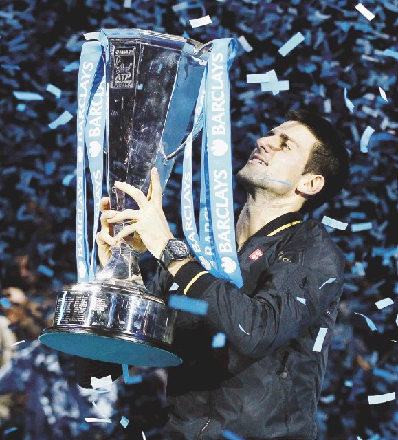  Djokovic venció hasta su sombra. Djokovic finalizará el 2012 como número uno de la ATP.AP.