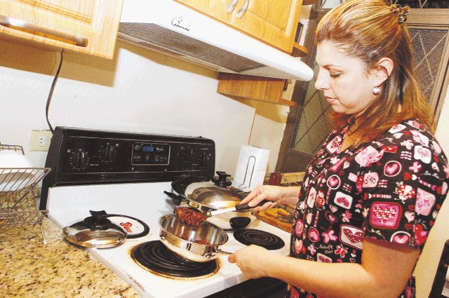  Las mujeres trabajan más, de gratis. Dedican más de 12 horas semanales a cocinar.G. anrango.