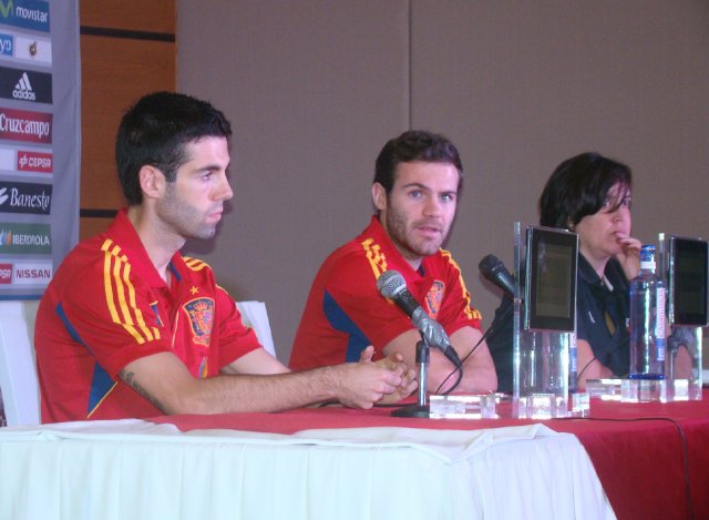 Juan Mata: “Guardamos un grato recuerdo de Costa Rica”. Juan Mata al lado de Markel Susaeta, en conferencia de prensa. Alejandro Arley.