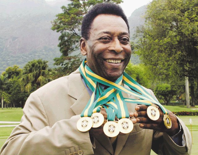  Pelé operado de la cadera. En el 2010, en una ceremonia en Rio, el astro posó con medallas mundialistas brasileñas.AFP.
