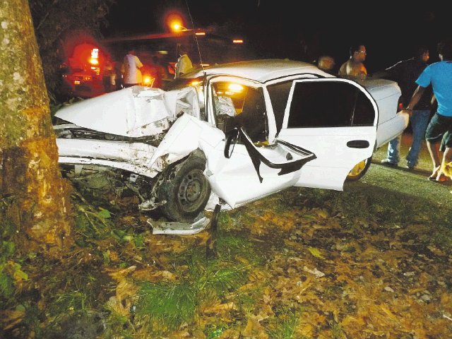 Impacta contra árbol de manzanos. El vehículo chocó contra un carro. Ronny Jaen.