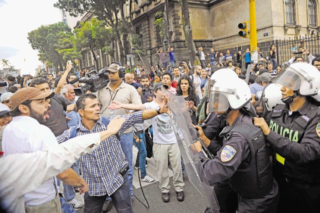  Solo mujeres policías cuidarán manifestación. El jueves 8 de noviembre la protesta terminó en un violento encuentro entre policías y manifestantes. Eyleen Vargas.