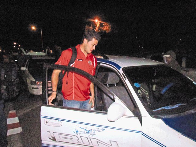  “Sele” tuvo que usar 10 taxis. Sin queja, los seleccionados como Daniel Cambronero se trasladaron en taxi. Kenneth Hernández.