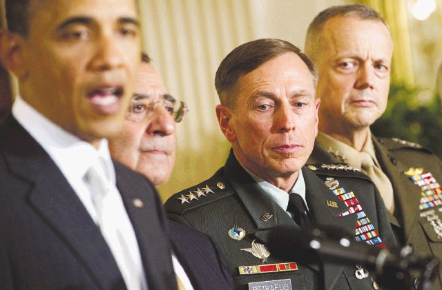 Otro general de EE. UU. en el lío. Obama junto a generales Petraeus y Allen. AFP.