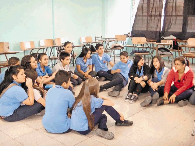  Obispos aún en desacuerdo. Estudiantes del colegio Rincón Grande de Pavas recibieron ayer clases. Herlen Gutiérrez.