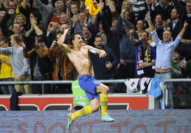 Gol de Zlatan no estará en la lista de los mejores. El jugador de Suecia Zlatan Ibrahimovic (c) celebra un gol ante Inglaterra ayer durante el juego amistoso. EFE.