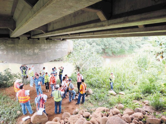  MOPT revisa puentes en Guatuso. Este es el segundo grupo que participa en la capacitación. El primero, de 49 funcionarios, lo hizo en agosto. Edgar Chinchilla.