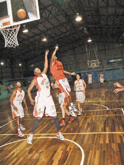 Ferretería gana al campeón nacional de baloncesto. Ferretería Brenes-Barva venció al Campeón Nacional, Coopenae-San Ramón.