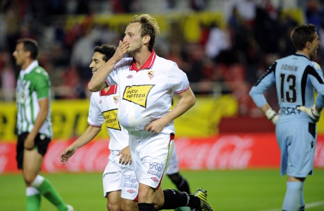 Joel Campbell ausente por lesión. Ivan Rakitic del Sevilla celebra su gol surante el juego. AFP.