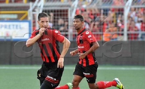 Alajuelense gana y acecha la punta en el fútbol de Costa Rica. Pablo Gabas (izquierda) celebra el segundo gol de la Liga. Rafael Pacheco. 