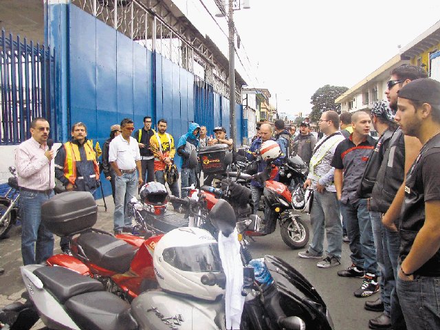  Motociclistas irán directo al INS. Ayer, las motos hicieron un ‘recorrido’ josefino. i. fornaguera