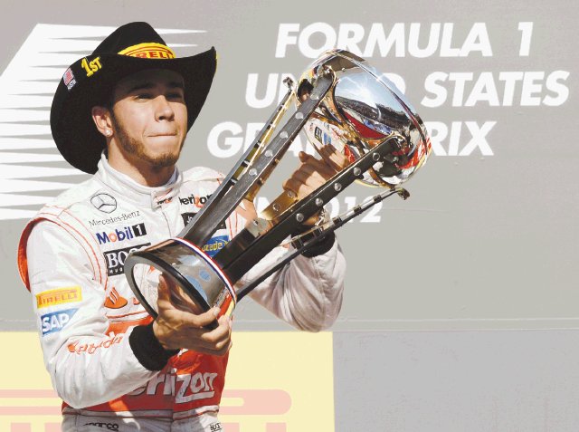  Título se define en Brasil. Lewis Hamilton celebra en el podio tras ganar el Gran Premio en el Circuito de las Américas en Austin, Texas. AFP.