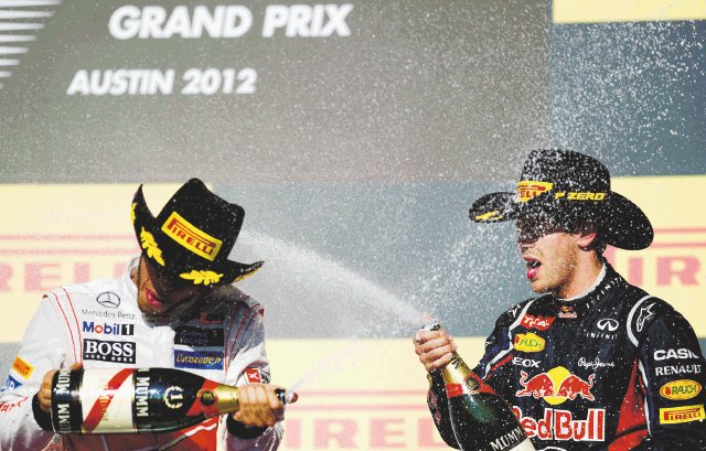  Título se define en Brasil. Pese a ubicarse segundo, Vettel llenó de felicitaciones al piloto británico. AFP.