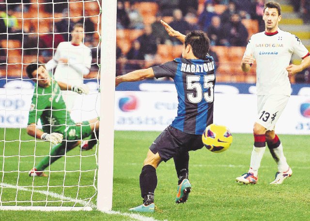 Inter no sacó provecho. El defensa del Inter de Milán, Yuto Nagatomo (azul), no logró anotarle al portero del Cagliari, Michael Agazzi. EFE.