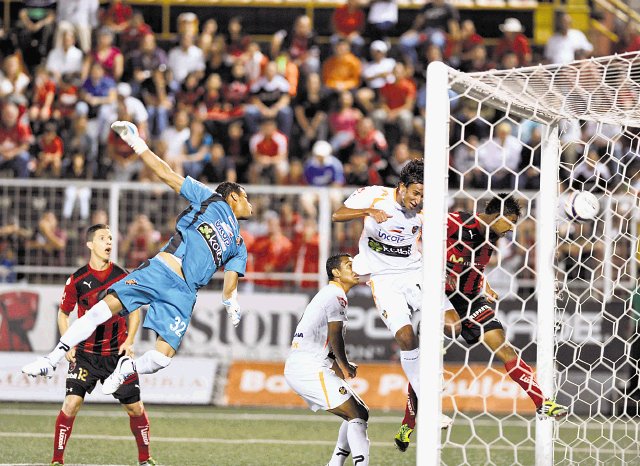  El “León” mete el acelerador. Este es el gol de Oviedo (3-0); él asegura que la intención fue el remate, no el centro.Manuel Vega.