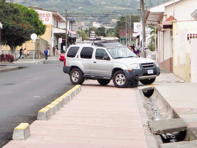  Obras para ciclovía en San Pedro comenzarán en el 2013. Algunos cartagineses estacionan en la ciclovía. Se lanzará una campaña.Herlen Gutiérrez.