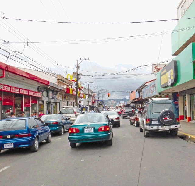 Muchos se parquean a ambos lados de la vía. Foto: H. Gutiérrez.