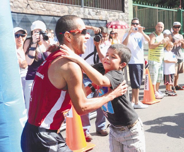  Lizano fue todo un dolor de muela. Aunque la competencia estuvo bastante reñida, a Lizano le dio chance de ingresar a la meta con Gabriel, su hijo. José Rivera.