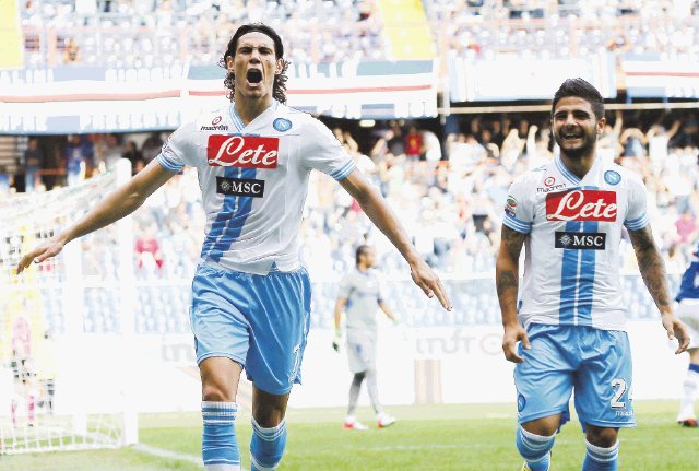  Nápoles no le pierde el paso a la Juventus. De penal, el uruguayo Edison Cavani festejó ayer ante la Sampdoria. AFP
